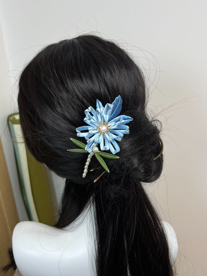 A handmade Chanhua chrysanthemum hair comb adorned in a dark - haired updo-5