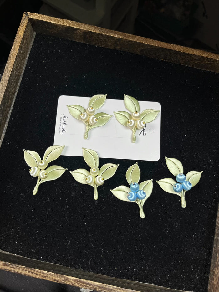 Handmade Chanhua berry hair clips with light - green leaves and white and light - blue berries