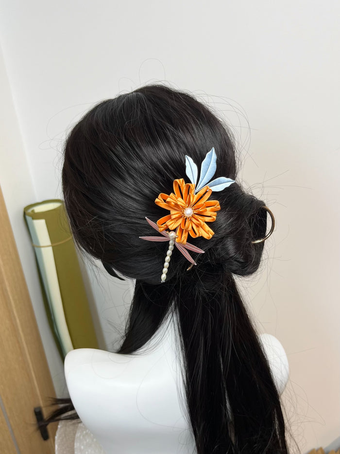 A handmade Chanhua chrysanthemum hair comb adorned in a dark - haired updo-2