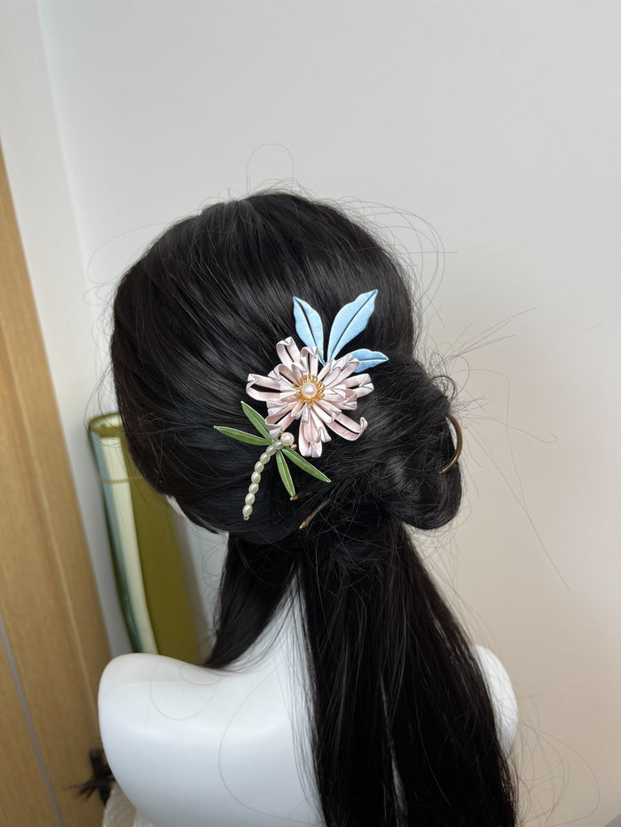A handmade Chanhua chrysanthemum hair comb adorned in a dark - haired updo-3