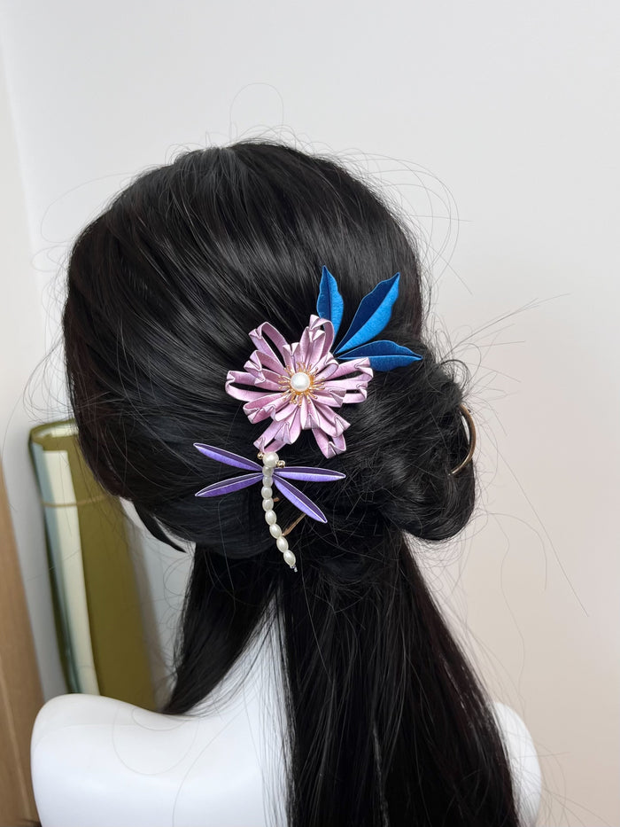 A handmade Chanhua chrysanthemum hair comb adorned in a dark - haired updo-4