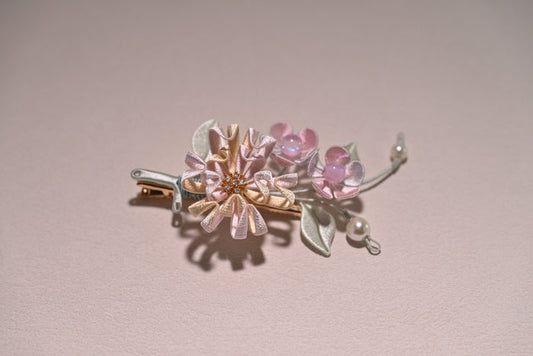 Handmade Chanhua silk small chrysanthemum hair clip with pink and beige flowers and pearls