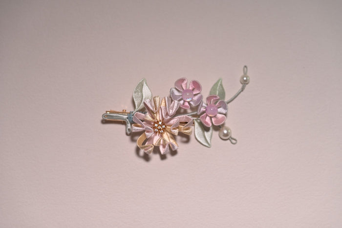 Handmade Chanhua silk small chrysanthemum hair clip with pink and beige flowers and pearls-2