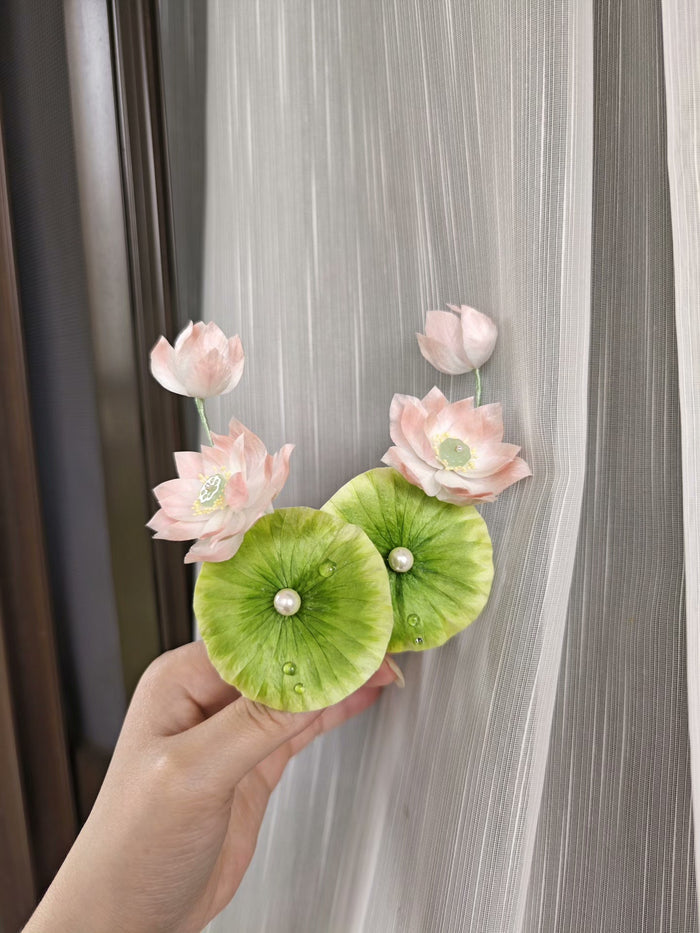 Handheld Ronghua hairpin with lifelike pink lotus flowers and green lotus leaves